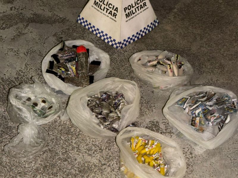 Denúncia anônima leva PM a encontrar mochila com drogas em Rio das Ostras