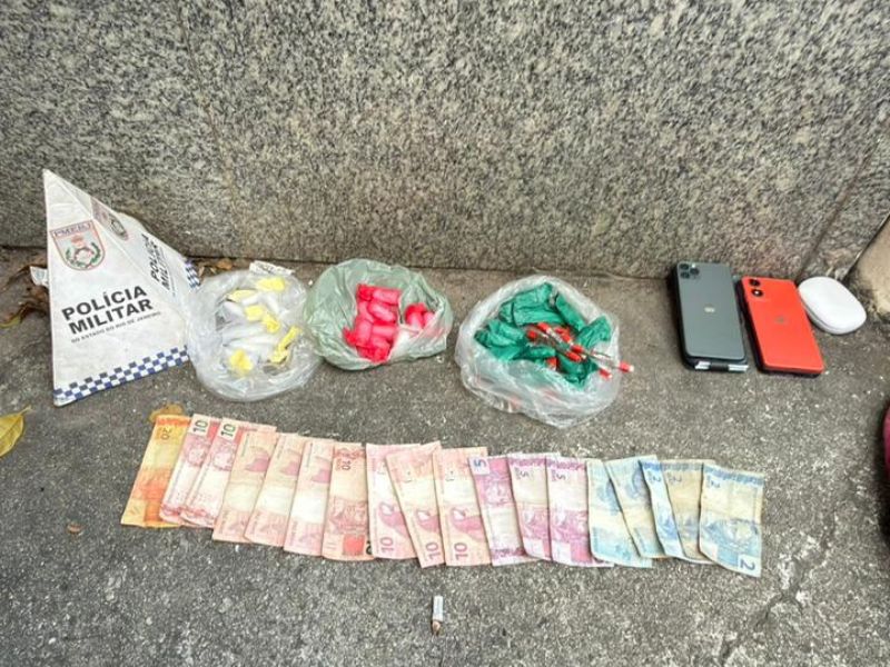 Policiais prendem homens por tráfico em ações em Rio das Ostras no fim de semana