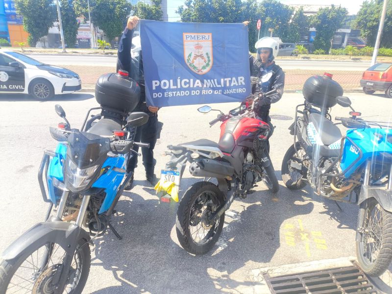 Polícia prende homem sem capacete em moto com placa coberta em Rio das Ostras