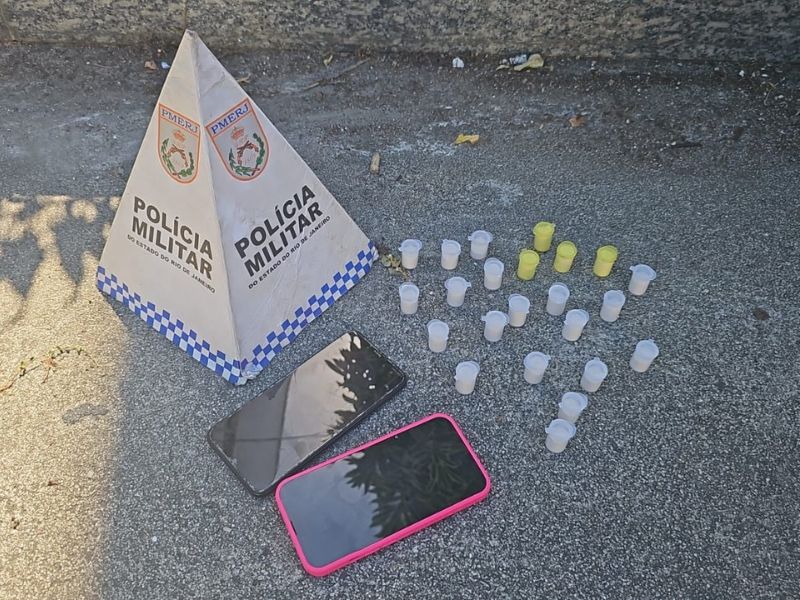 Polícia prende homem e adolescente vendendo drogas em Rio das Ostras