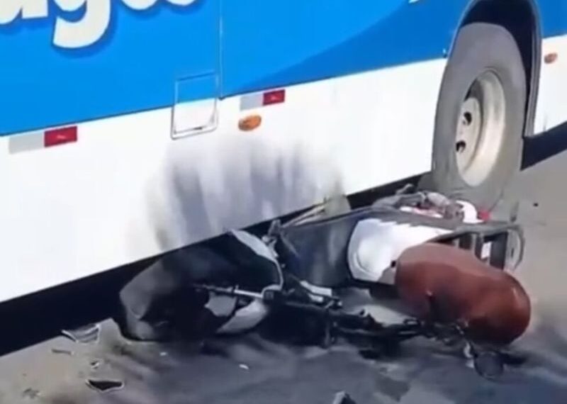 Acidente entre moto elétrica e ônibus deixa duas jovens feridas em Saquarema
