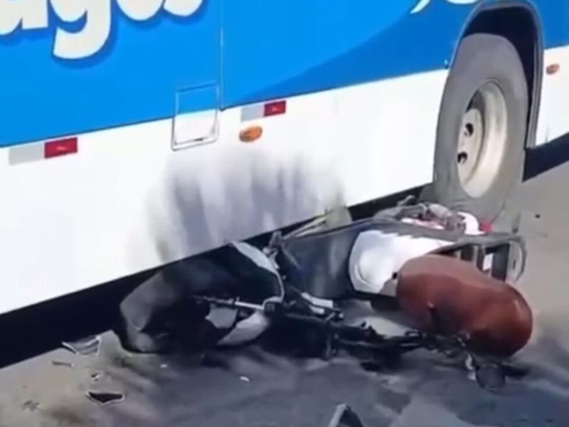 Acidente entre moto elétrica e ônibus deixa duas jovens feridas em Saquarema