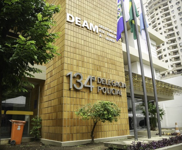 Vítima pede proteção e polícia prende acusado de violência doméstica