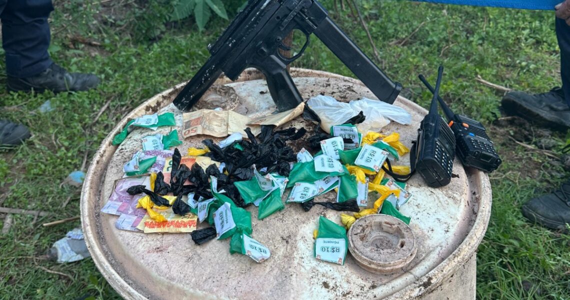 Operação policial nas Malvinas encontra submetralhadora e cocaína em Macaé