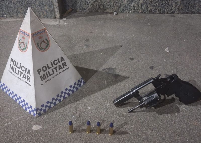 Ação da PM prende homem por porte ilegal de arma de fogo em bar de Rio das Ostras