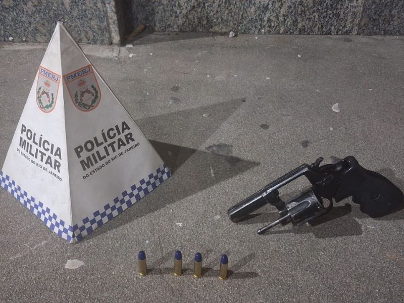 Ação da PM prende homem por porte ilegal de arma de fogo em bar de Rio das Ostras