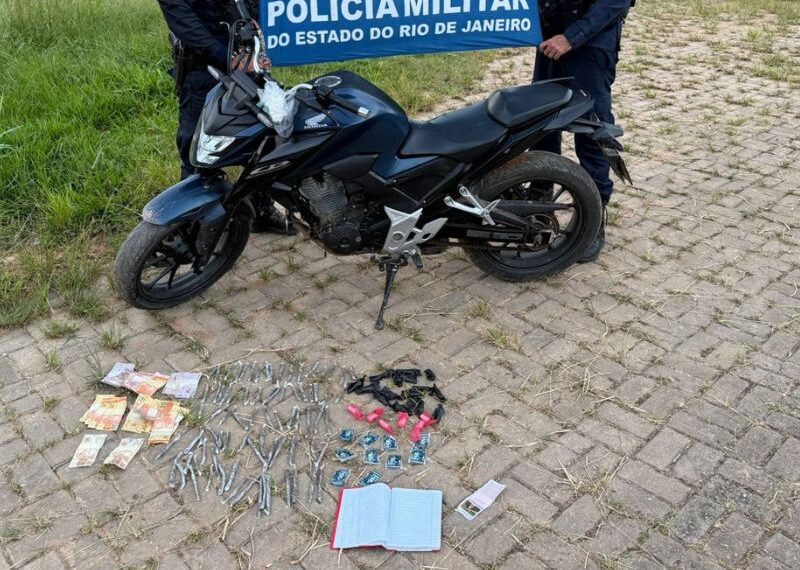 Cerco da PM no Âncora, em Rio das Ostras, resulta na prisão de traficante e apreensão de moto