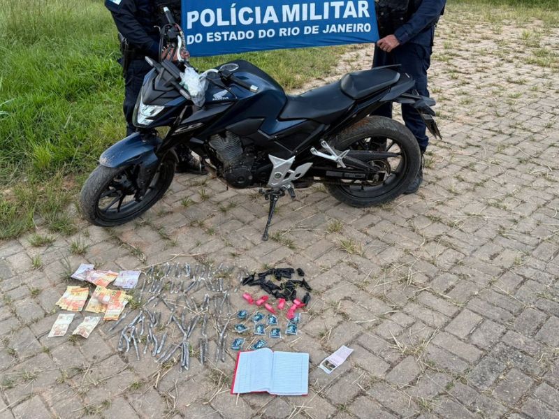 Cerco da PM no Âncora, em Rio das Ostras, resulta na prisão de traficante e apreensão de moto