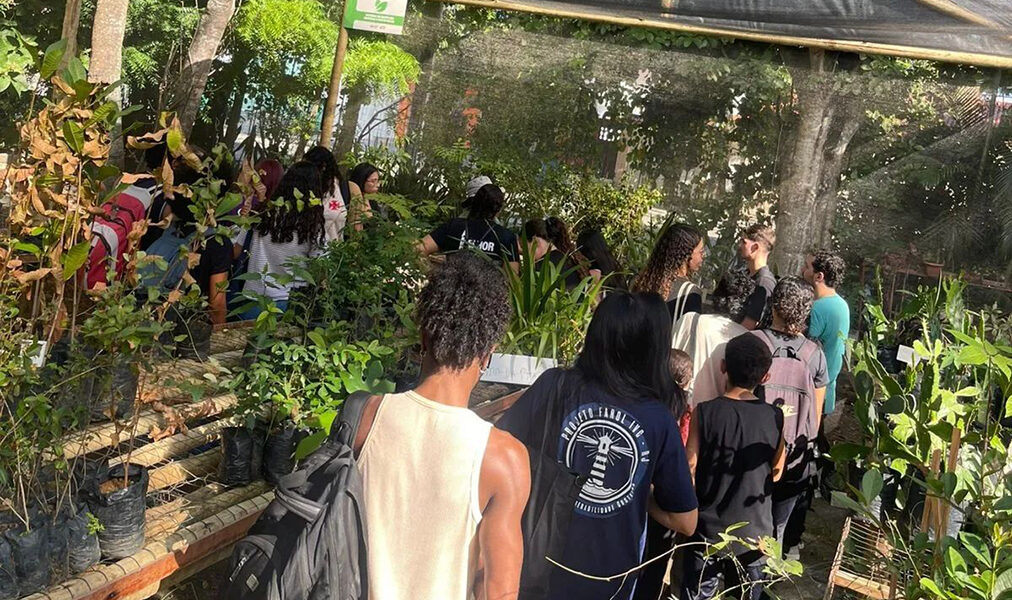 Alunos de Ciências Ambientais e Geografia participam de atividade no horto municipal de Cabo Frio