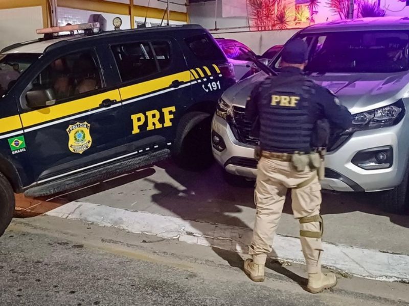 Ação da PRF recupera caminhonete roubada na RJ-106, altura de Rio das Ostras