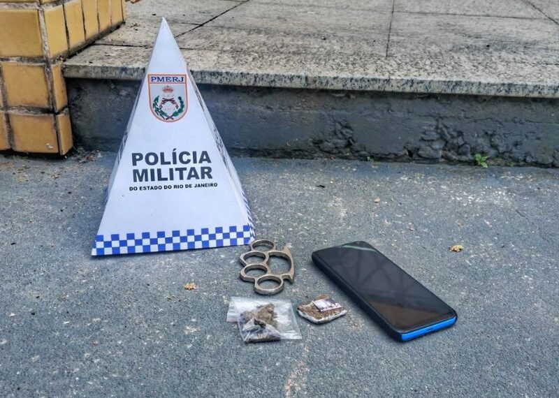 Ação da PM detém adolescente em Silva Jardim com drogas e arma branca