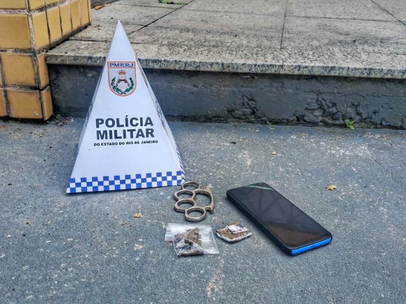 Ação da PM detém adolescente em Silva Jardim com drogas e arma branca