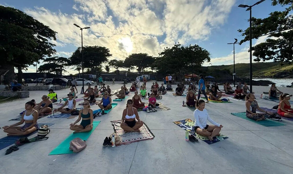 Canto do Forte recebe prática de yoga gratuita com foco em bem-estar e integração