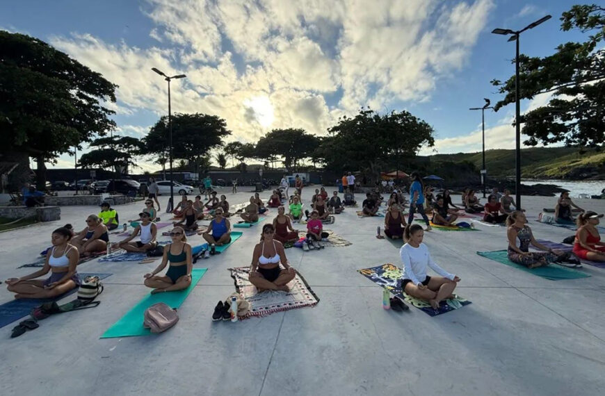Canto do Forte recebe prática de yoga gratuita com foco em bem-estar e integração