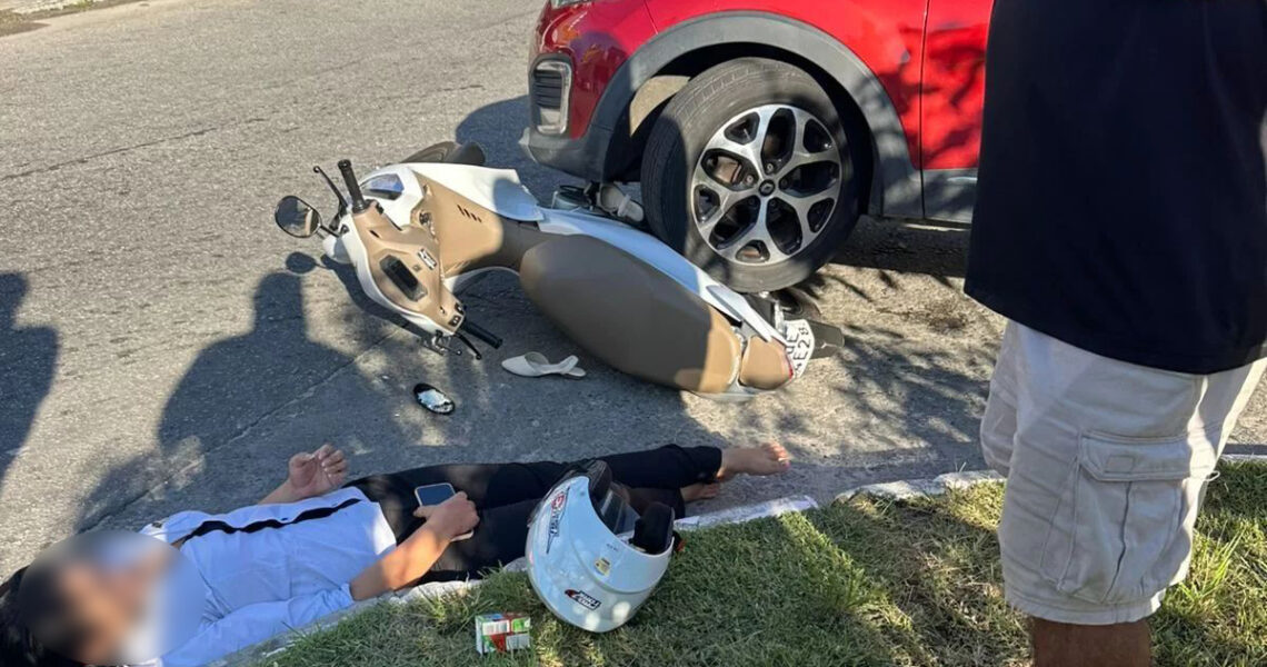 Batida entre carro e moto é registrada na manhã desta quarta-feira em Cabo Frio