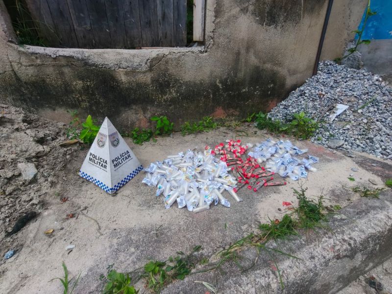 Polícia encontra grande quantidade de drogas em terreno baldio de Rio das Ostras