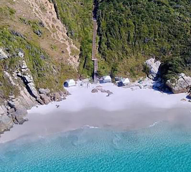 Controle de veículos nas Prainhas gera impasse entre órgãos ambientais e prefeitura em Arraial do Cabo