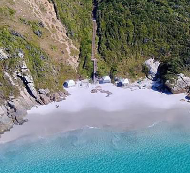 Controle de veículos nas Prainhas gera impasse entre órgãos ambientais e prefeitura em Arraial do Cabo
