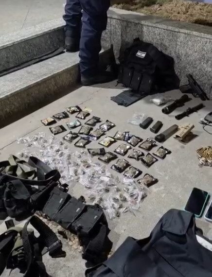 Polícia Militar intercepta grupo armado e recolhe arsenal na comunidade das Malvinas em Macaé