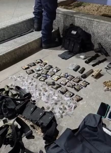 Polícia Militar intercepta grupo armado e recolhe arsenal na comunidade das Malvinas em Macaé