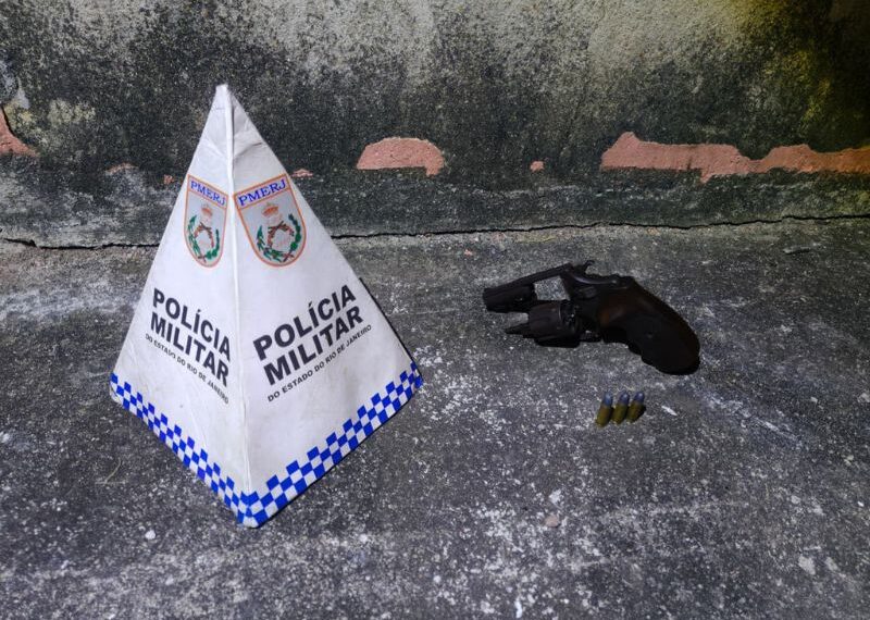 Denúncia sobre homem armado acaba em prisão após ação da PM em Rio das Ostras