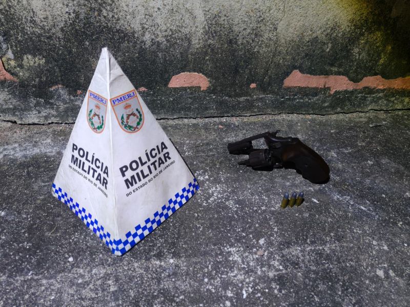 Denúncia sobre homem armado acaba em prisão após ação da PM em Rio das Ostras