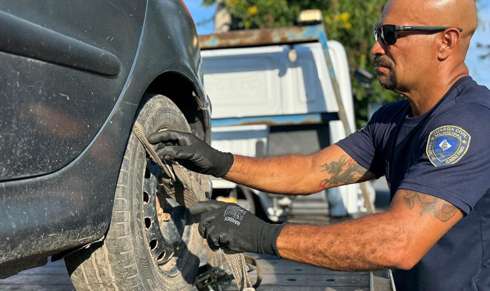 Cabo Frio amplia operação urbana e retira veículos irregulares no bairro