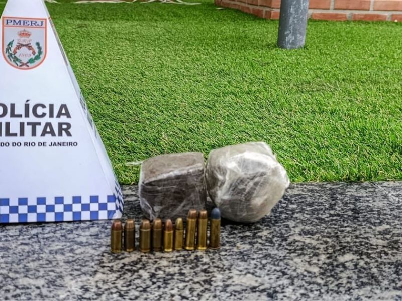 Patrulhamento em Silva Jardim termina com drogas e munições apreendidas
