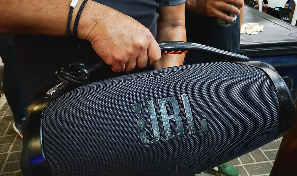 Uso irregular de som em comércios leva fiscalização a agir em Arraial do Cabo