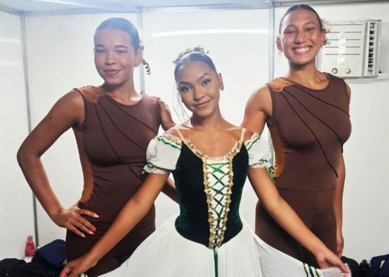 Bailarinas do Centro de Formação Artística de Rio das Ostras se apresentam em Arraial