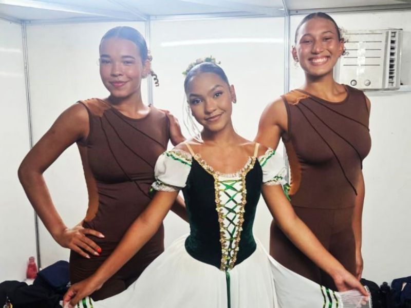 Bailarinas do Centro de Formação Artística de Rio das Ostras se apresentam em Arraial