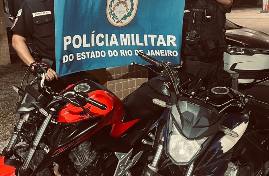 Suspeitos são conduzidos à delegacia em Macaé após motos com registro de roubo serem encontradas