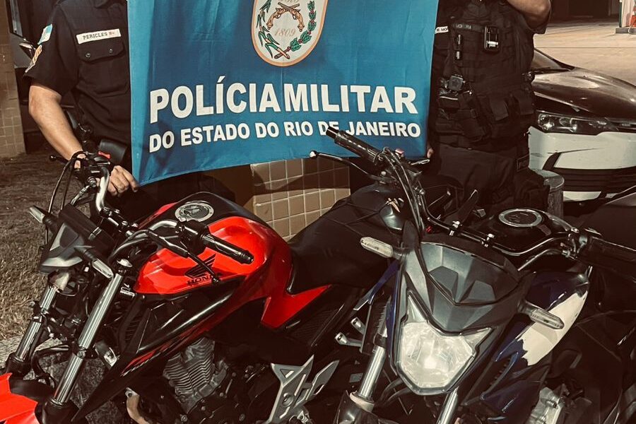 Suspeitos são conduzidos à delegacia em Macaé após motos com registro de roubo serem encontradas