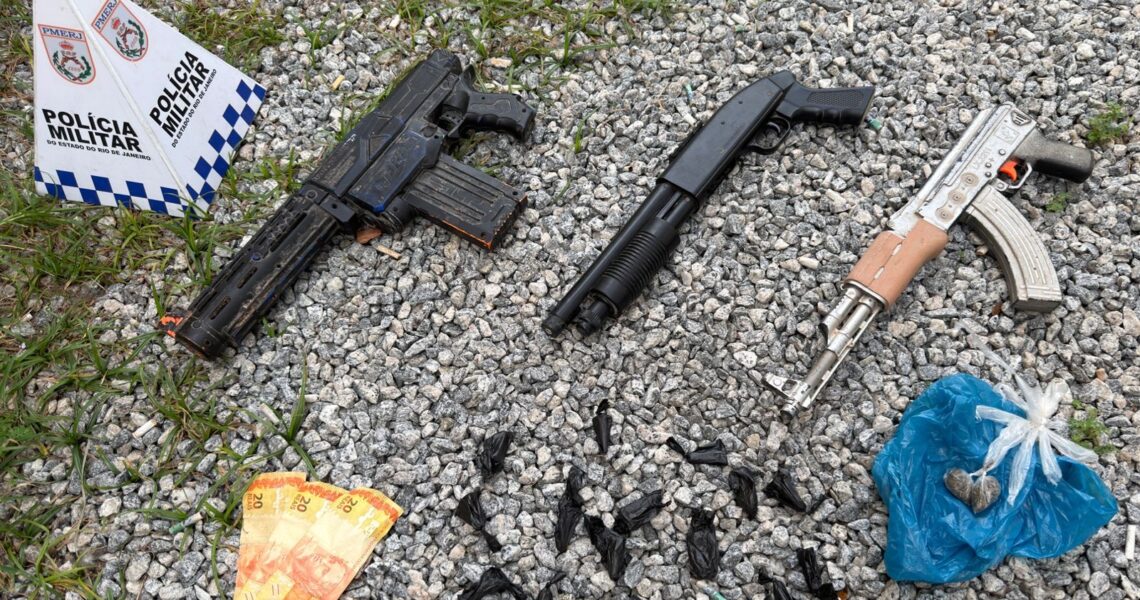 Simulacros de fuzil e drogas são apreendidos em Macaé durante operação no bairro Botafogo