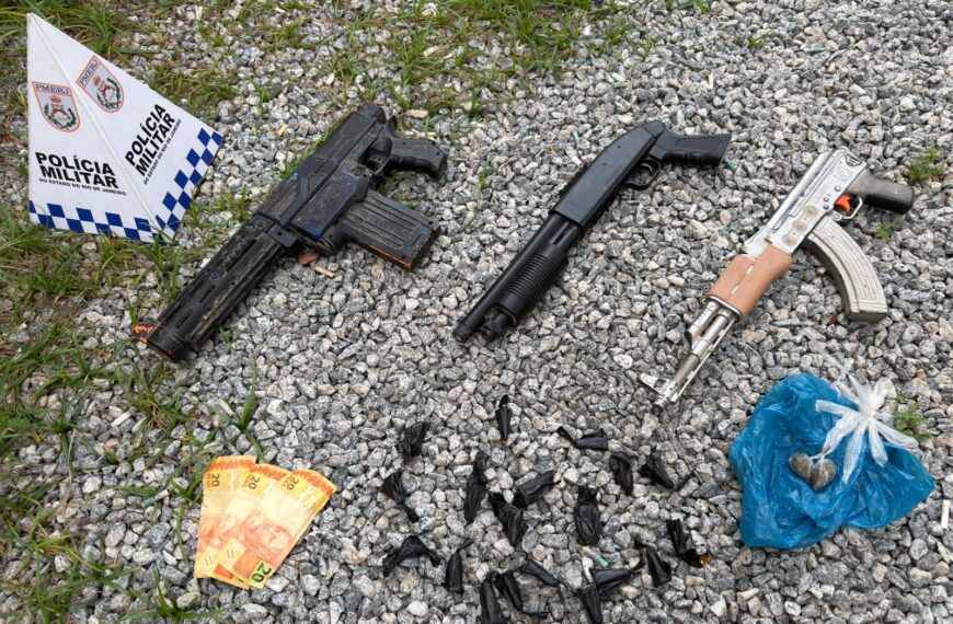 Simulacros de fuzil e drogas são apreendidos em Macaé durante operação no bairro Botafogo