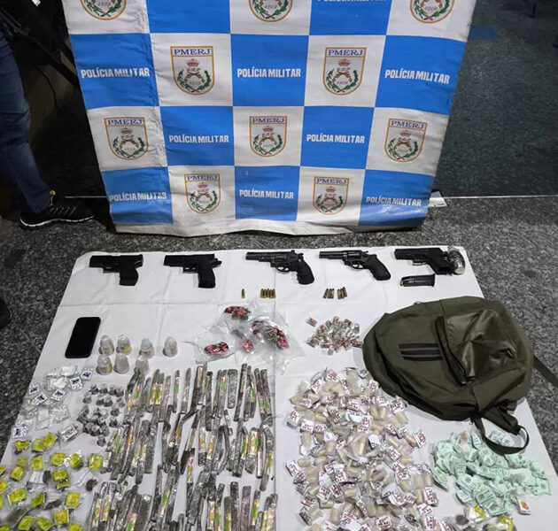 Operação no Célula Mater da PM de Cabo Frio apreende granada, armas e grande quantidade de drogas