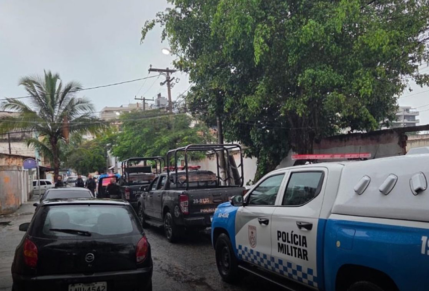 PM ocupa pontos estratégicos durante operação no Buraco do Boi, em Cabo Frio