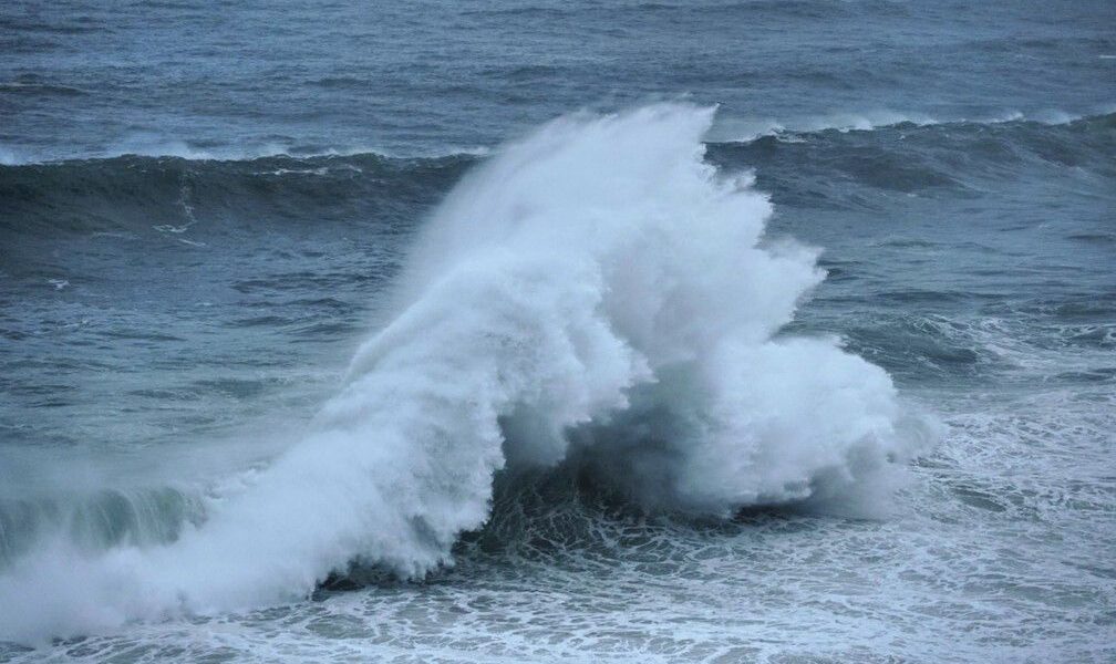 Ondas podem chegar a 3 metros em ressaca na Região dos Lagos
