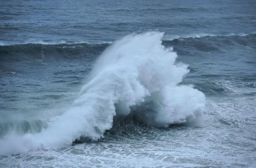 Ondas podem chegar a 3 metros em ressaca na Região dos Lagos