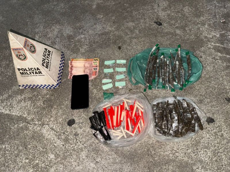 Homem é preso pela PM em Rio das Ostras após denúncia de venda de drogas