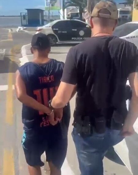 Suspeito tenta fugir, mas acaba preso com maconha e dinheiro em Macaé