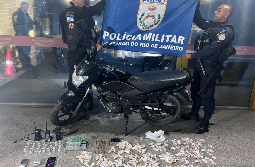 Patrulhamento termina com apreensão de drogas e prisão de dupla em Macaé