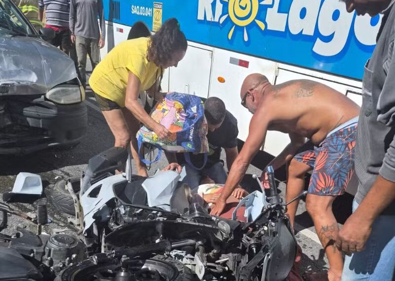 Carro na contramão bate em duas motos e deixa 5 feridos em Saquarema