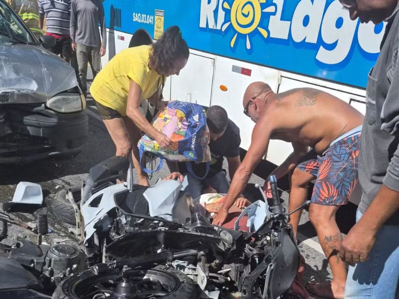 Carro na contramão bate em duas motos e deixa 5 feridos em Saquarema