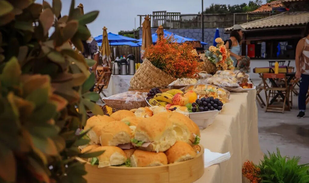 Assistentes sociais de Cabo Frio são homenageados com atividade especial com evento na praia