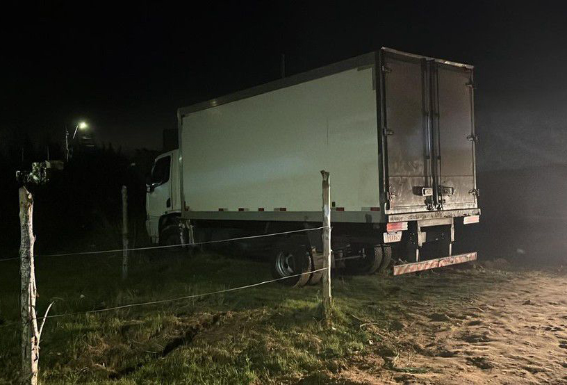 Polícia recupera utilitário furtado e apreende veículo para perícia em Cabo Frio