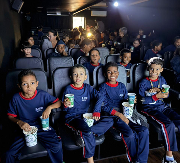 Cinema de graça bombou! Famílias lotam sessões gratuitas em Arraial do Cabo