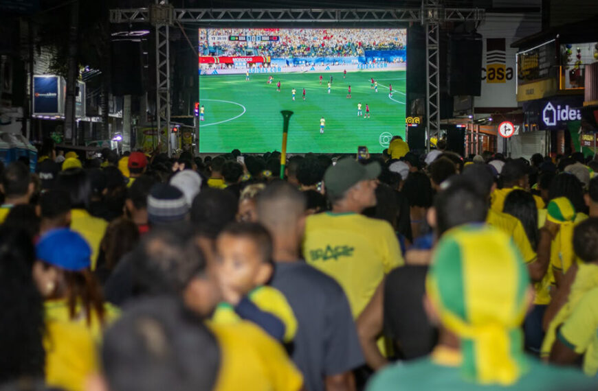 Pagode, telão e muita torcida marcam estreia do Brasil em Cabo Frio