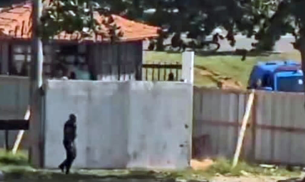 Abordagem policial próximo a escola gera apreensão entre moradores em Arraial do Cabo