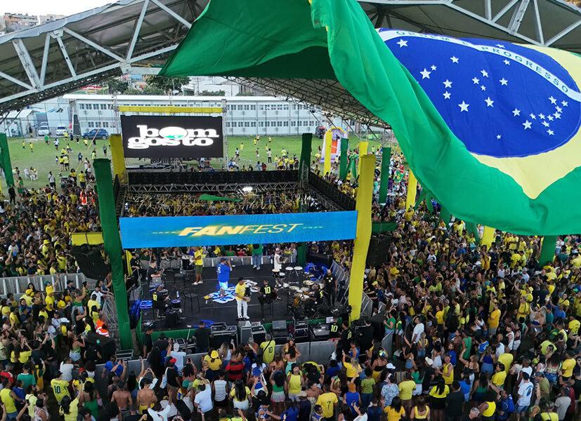 Torcida faz a festa em Arraial do Cabo durante classificação do Brasil na Copa